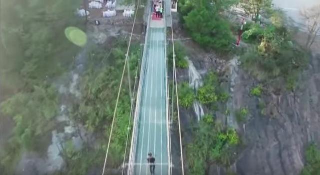 U Kini još jedna zastrašujuæa atrakcija: "Nevidljivi" most